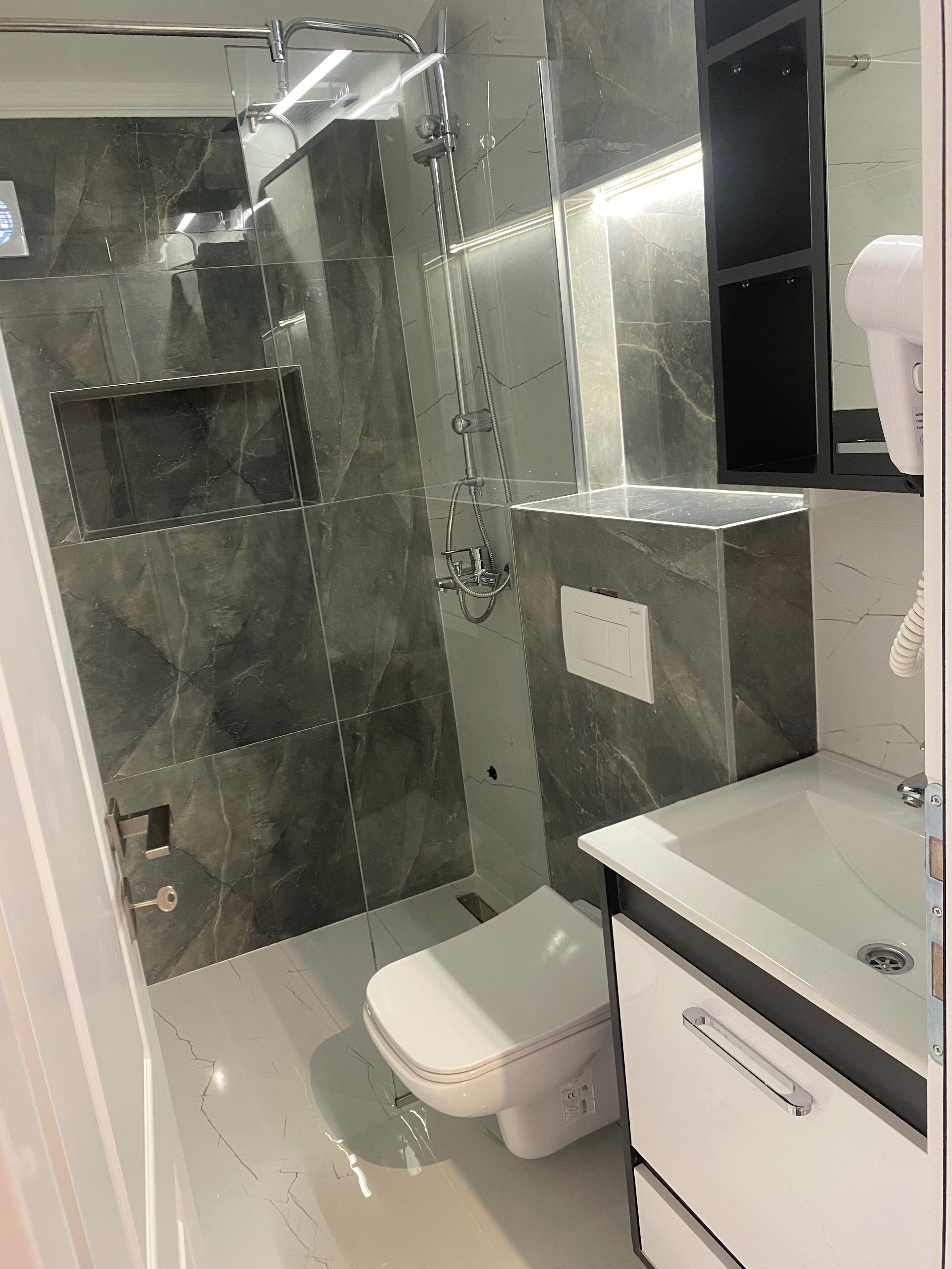 economy room | bathroom