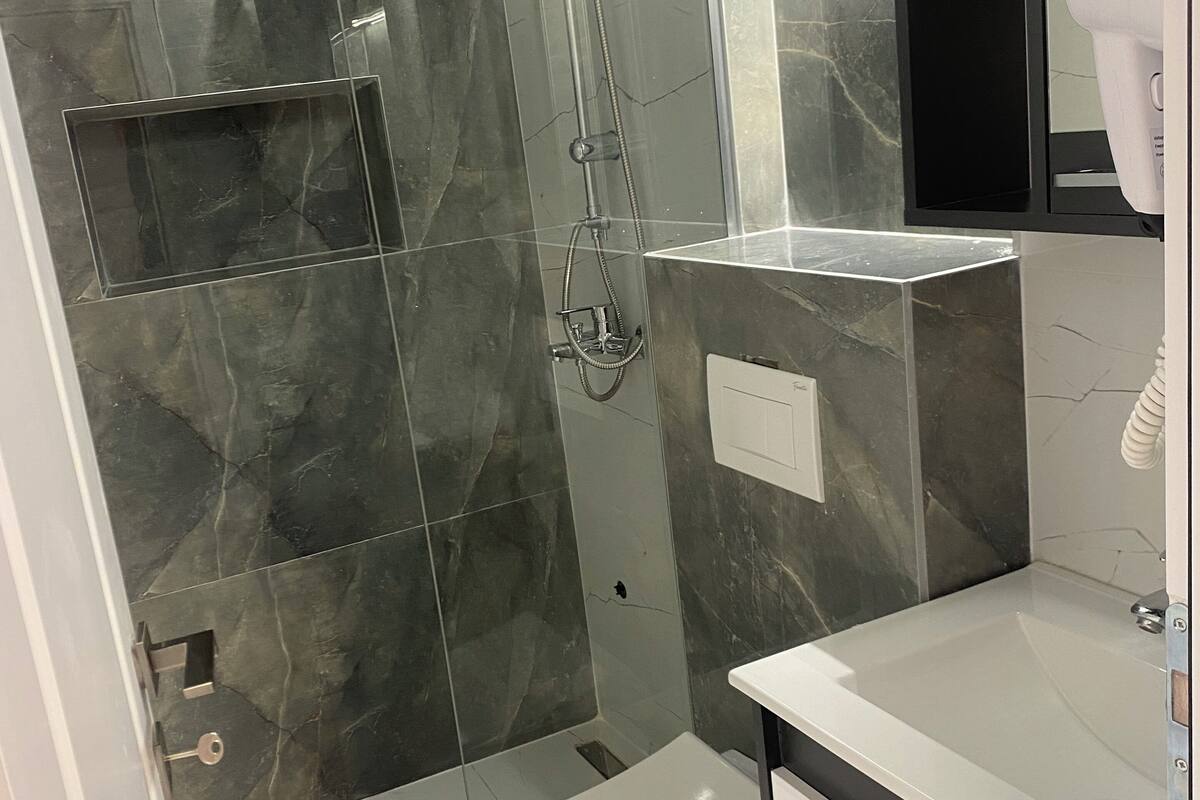 economy room | bathroom