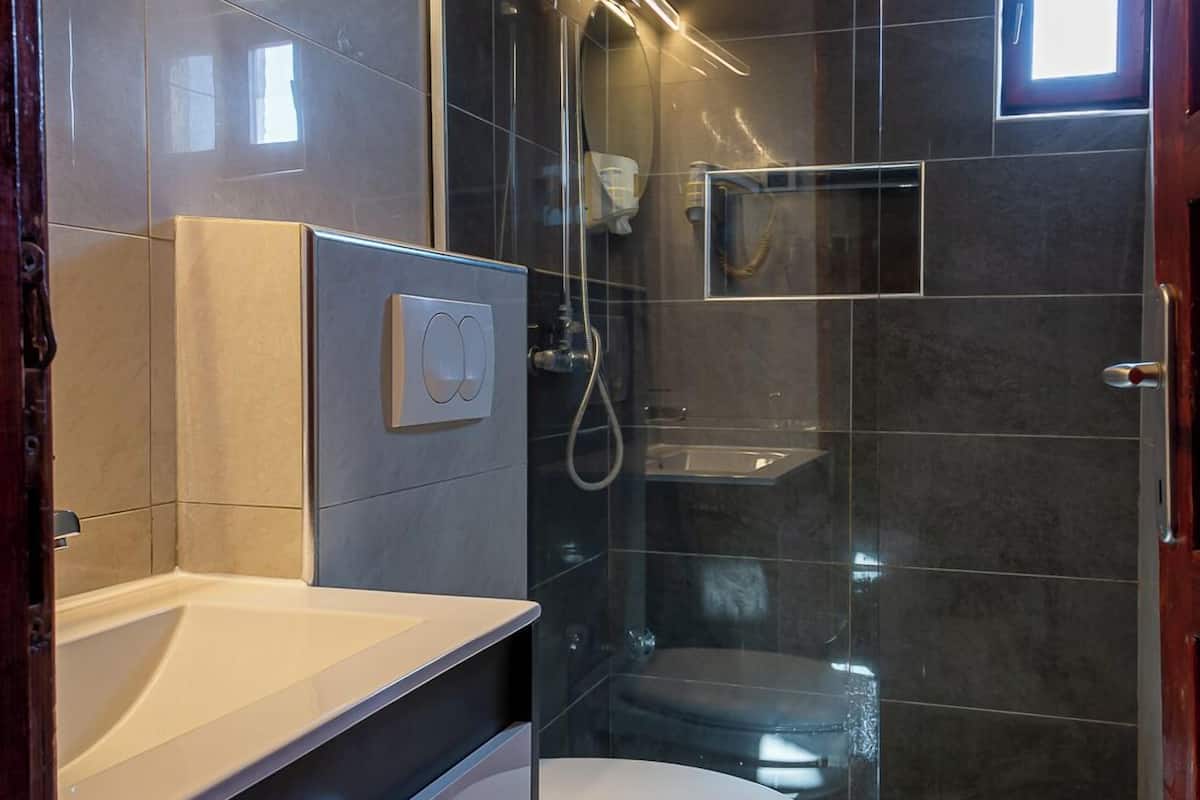 superior room | bathroom