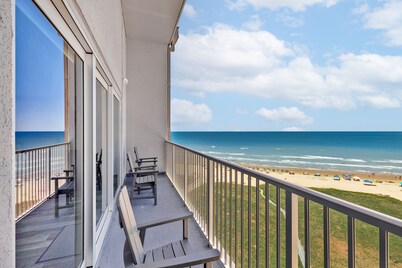 Penthouse Dahktari is a true beach front high-rise (10th floor) condominium