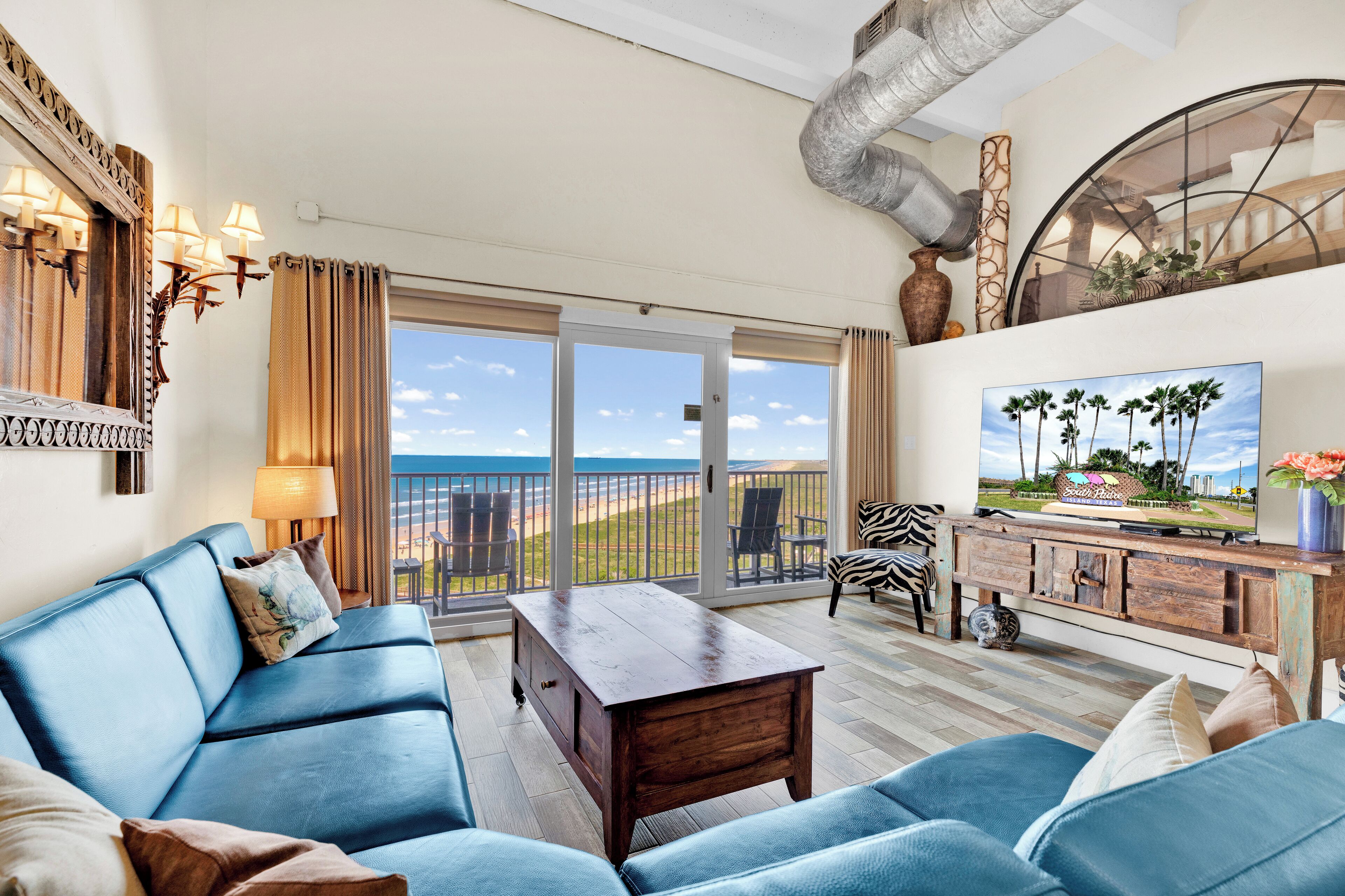 Penthouse Dahktari is a true beach front high-rise (10th floor) condominium