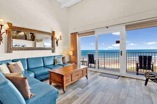 Penthouse Dahktari is a true beach front high-rise (10th floor) condominium