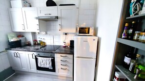 Geladeira, micro-ondas, fogão, cooktop