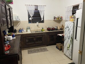 Fridge, microwave, oven, stovetop - Casa de Seis Suítes, um Quarto e Duas Salas. Paraíso na Beira do mar (Rio das Ostras)
