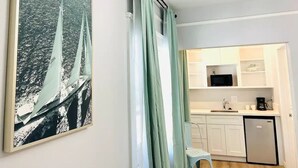 Economy Room | Desk, laptop workspace, WiFi (free), bed sheets - Chadwick Hotel (San Diego)