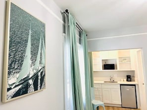 Desk, laptop workspace, free WiFi, bed sheets - Chadwick Hotel (San Diego)