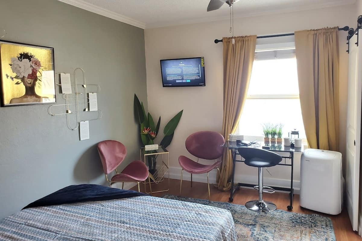 Economy kamer | Een bureau, een laptopwerkplek, gratis wifi, beddengoed