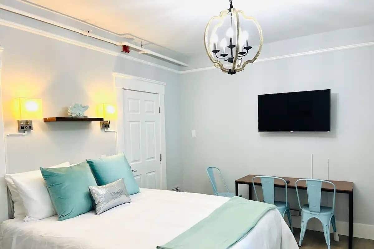 Economy kamer | Een bureau, een laptopwerkplek, gratis wifi, beddengoed