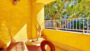 Economy Room | Desk, laptop workspace, WiFi (free), bed sheets - Chadwick Hotel (San Diego)