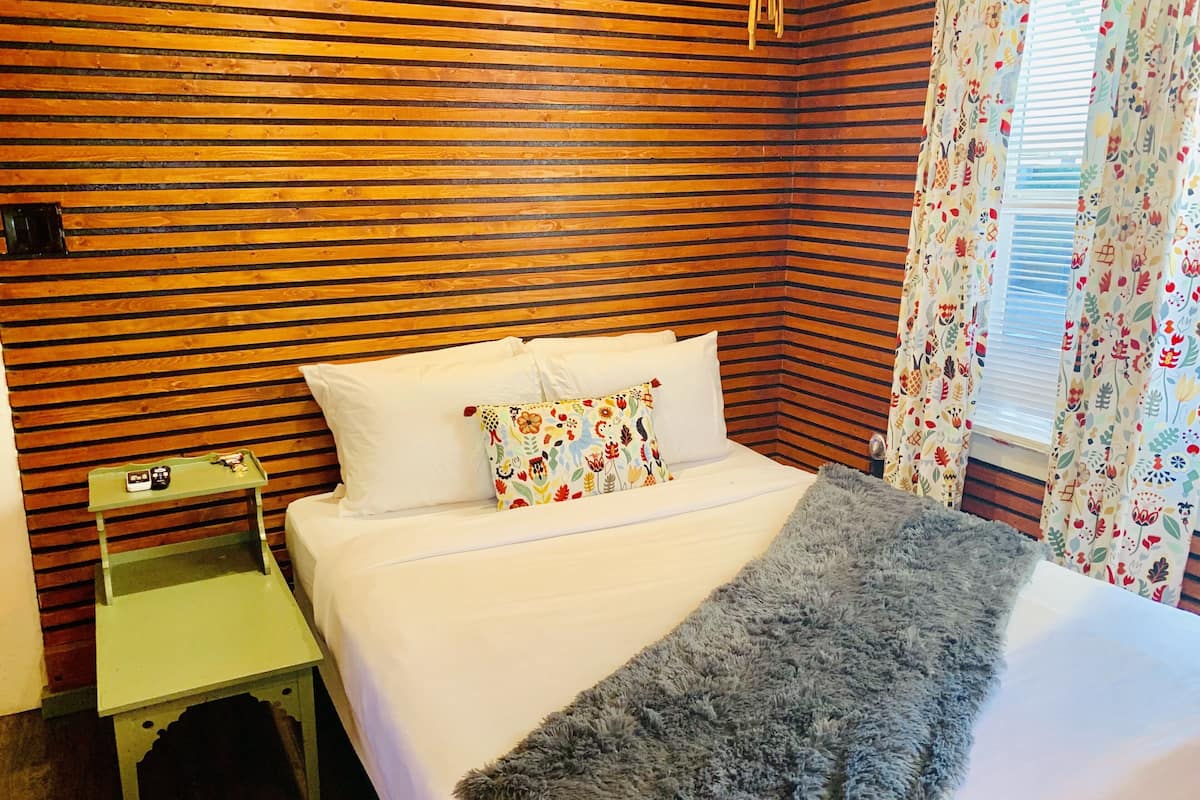 Economy kamer | Een bureau, een laptopwerkplek, gratis wifi, beddengoed