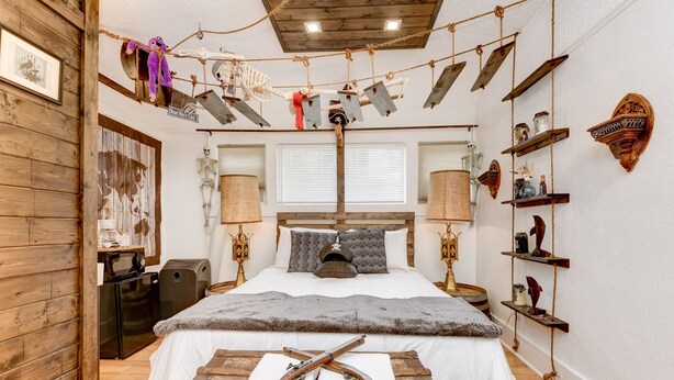 Economy Room | Desk, laptop workspace, WiFi (free), bed sheets - Chadwick Hotel (San Diego)