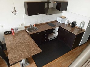 Kühlschrank, Mikrowelle, Herdplatte, Wasserkocher mit Kaffee-/Teezubehör