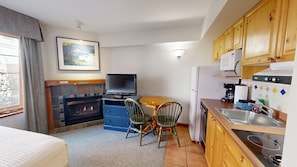 Een koelkast, een magnetron, een kookplaat, een vaatwasser