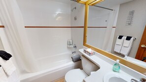 Combined shower/bathtub, hair dryer, towels, shampoo - Hearthstone Lodge #304 (Sun Peaks)
