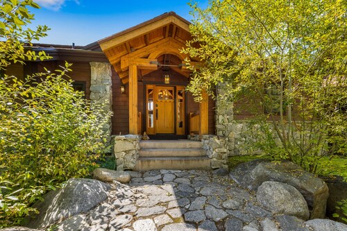 Steelhead Chalet 23 - Tamarack Resort - Deck - Garage - WiFi - Hot tub