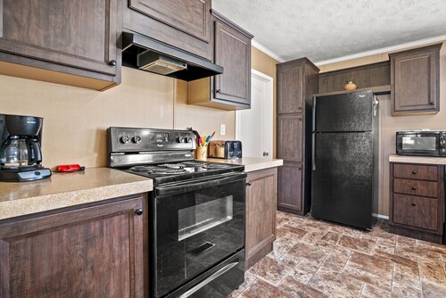 Charlie's Cove - Pet friendly w/ Fenced yard!