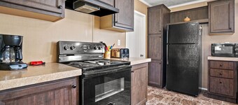 Charlie's Cove - Pet friendly w/ Fenced yard!