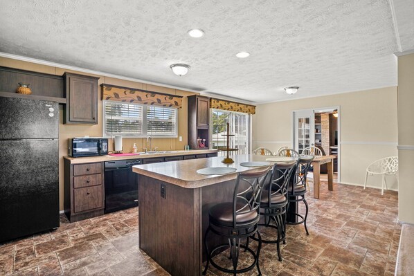 Refrigerador, microondas, horno, placa de cocina