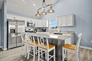 Een koelkast, een magnetron, een oven, een kookplaat