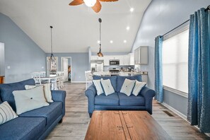 Een televisie en een open haard