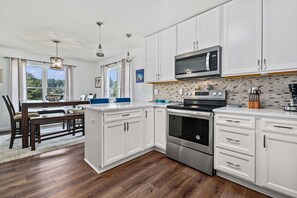 Fridge, microwave, oven, stovetop - Salty Sea Lyons Landing - Pet friendly! (Greenbackville)