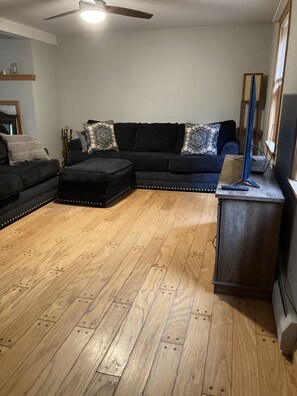 Een televisie, een tafeltennistafel en boeken