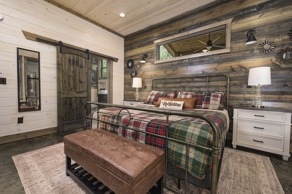 Sawbuck Lodge,Loft,Arcade,Firepit,Games,PingPong,HotTub,Pets, EV Outlet