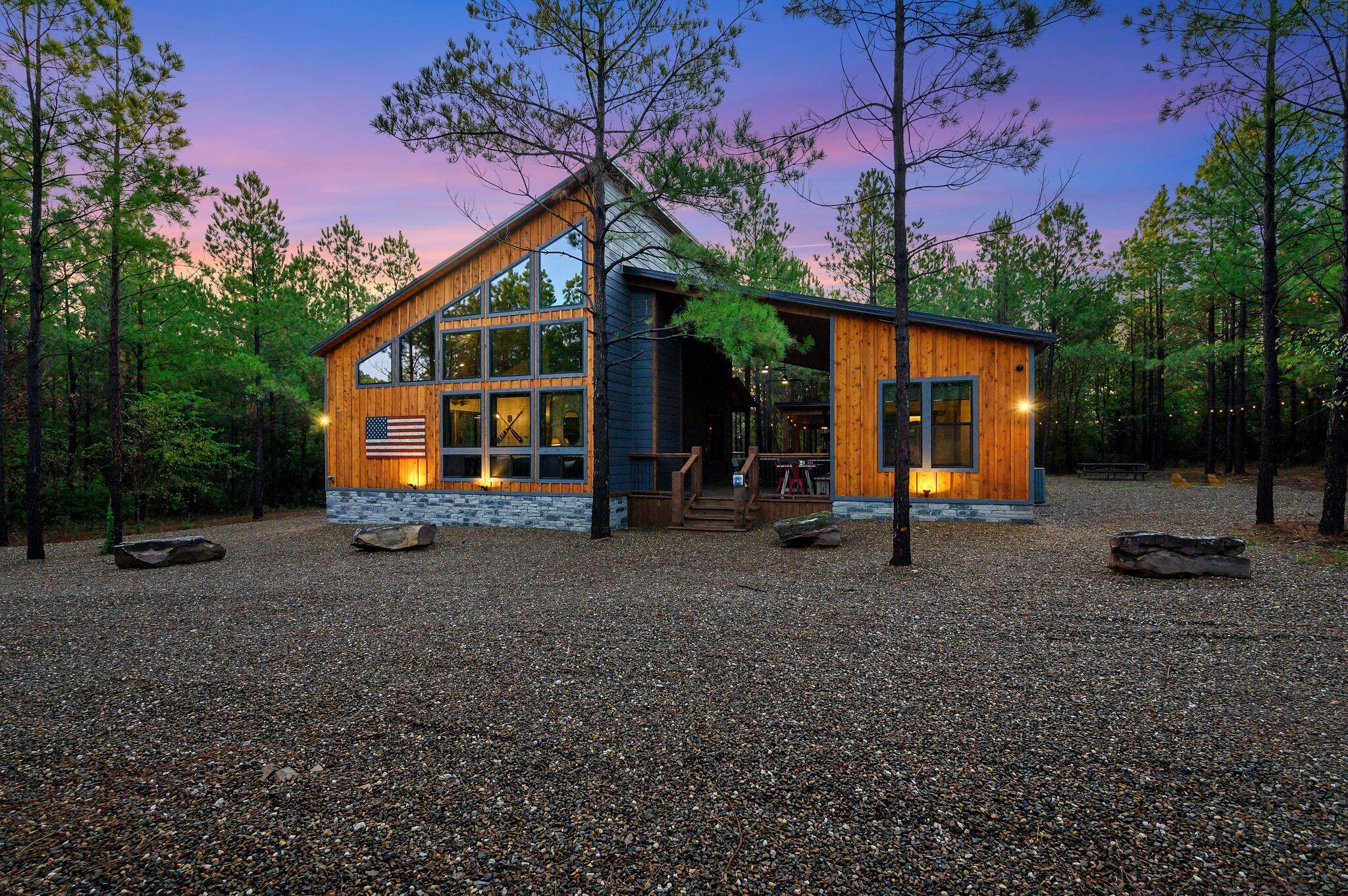 Sawbuck Lodge,Loft,Arcade,Firepit,Games,PingPong,HotTub,Pets, EV Outlet