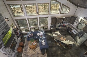 Smart-TV, Kamin, Videospiele, Tischtennisplatte