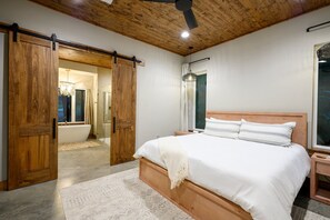 3 bedrooms, iron/ironing board, free WiFi, bed sheets - 3BR W/ Arcade, EV Outlet, Swings, Firewood Provided (Broken Bow)