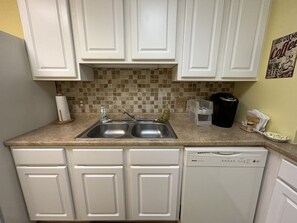 Fridge, microwave, oven, stovetop - Cruise the Biloxi Beaches (Biloxi)