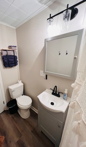 Combined shower/bathtub, towels, toilet paper