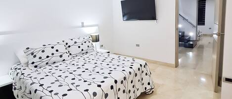 4 عدّة غرف نوم ومكواة/لوح كي وواي فاي وملاءات أسرّة