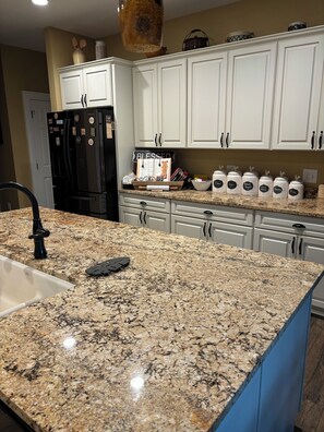 Fridge, microwave, oven, stovetop - Cozy retreat with swimming pool nestled among Mountain Laurels. (Franklin)