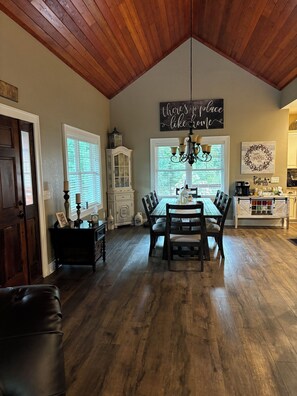 Dining - Cozy retreat with swimming pool nestled among Mountain Laurels. (Franklin)