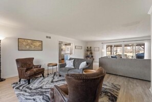 Smart TV, fireplace, DVD player, books - Your playoff headquarters near Notre Dame. (Granger)