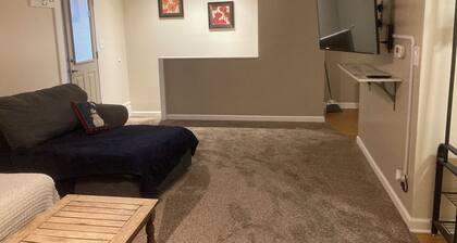 3 bedroom, 2 bath in a quiet neighborhood.
Newly remodeled side of a duplex.