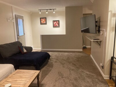 3 bedroom, 2 bath in a quiet neighborhood. 

Newly remodeled side of a duplex.