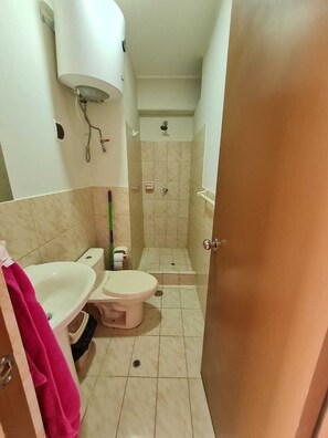 Serviettes fournies, savon, shampoing, papier toilette