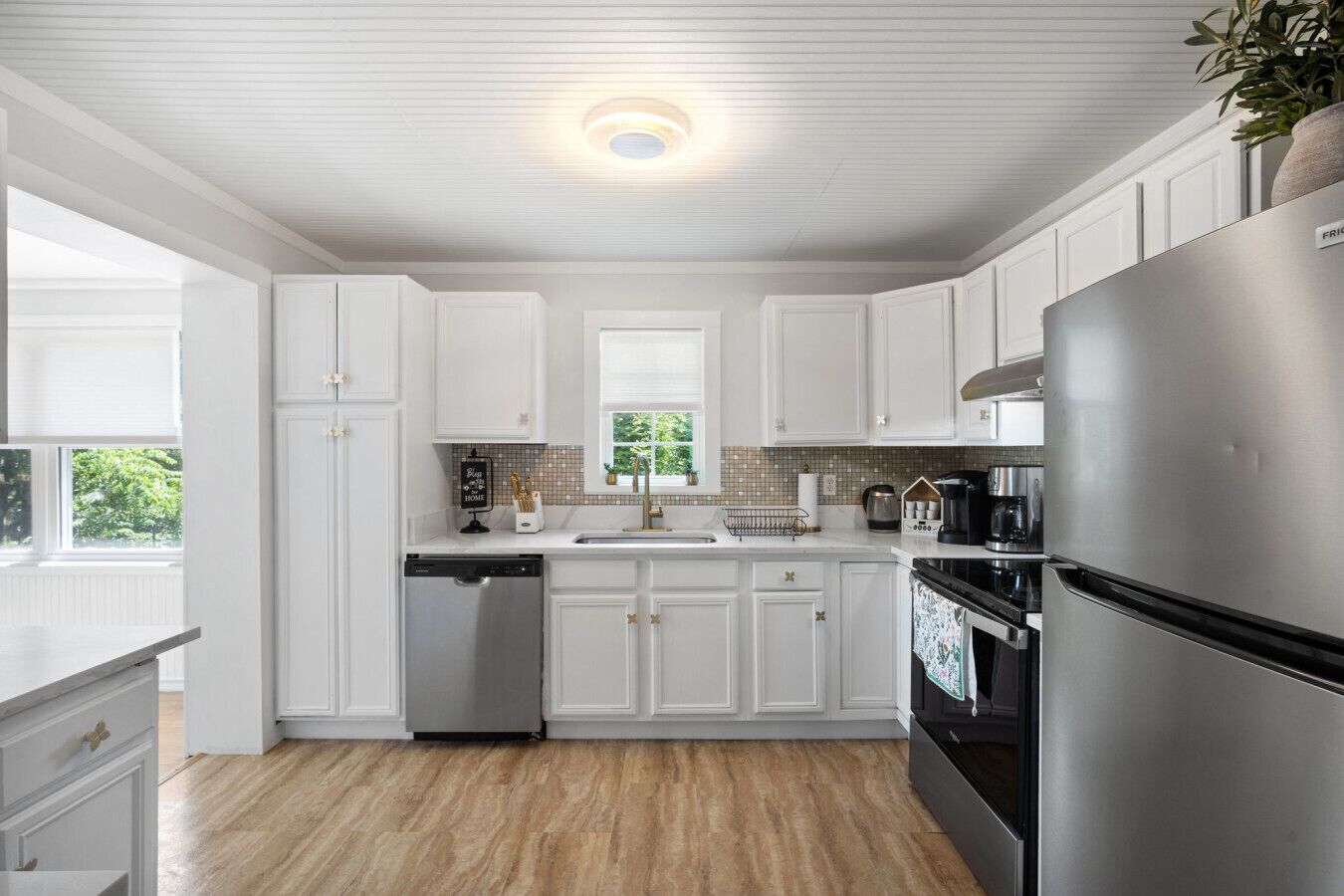 Kylskåp, mikrovågsugn, ugn och spishäll