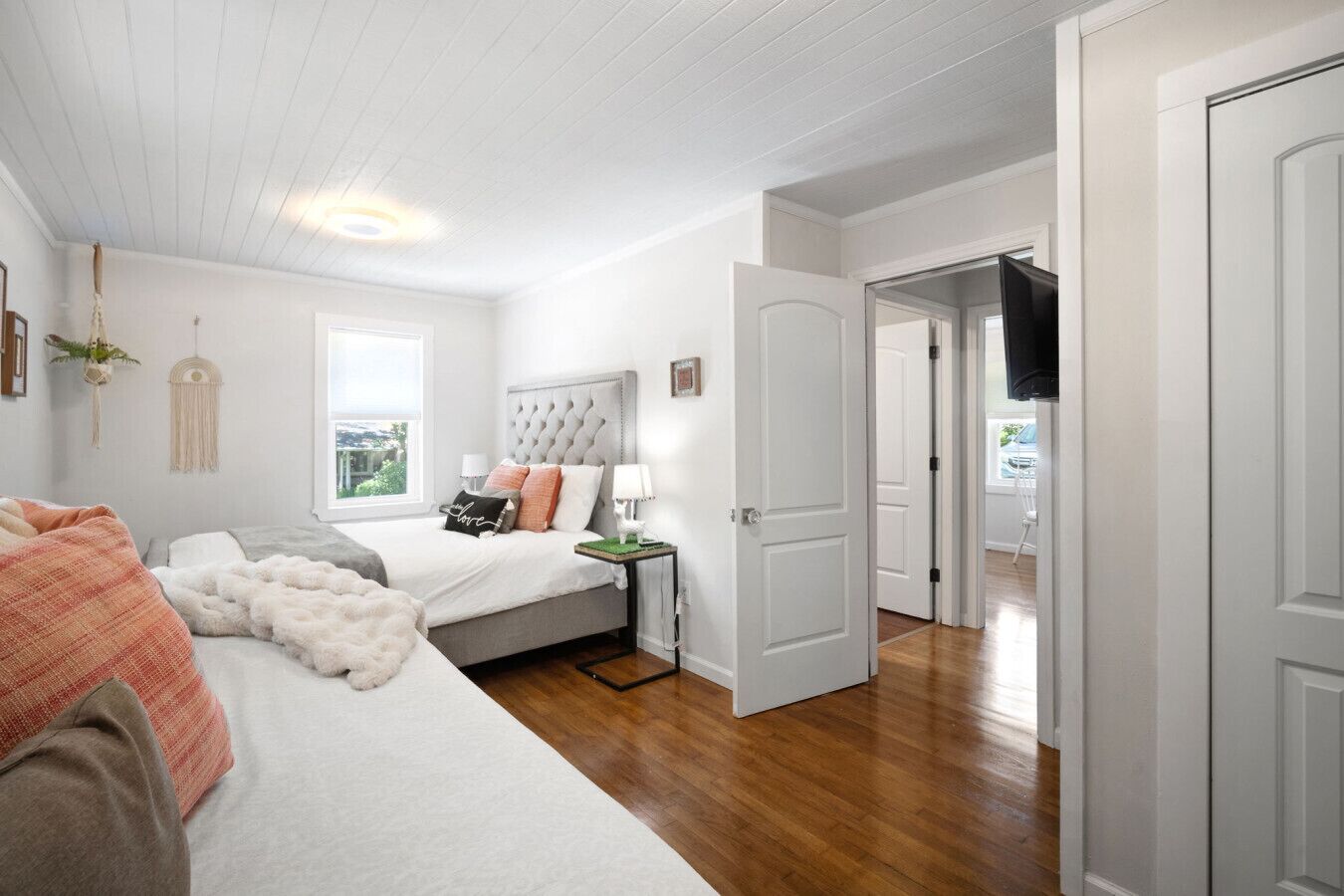 3 slaapkamers, een bureau, een strijkplank/strijkijzer, reisbedje