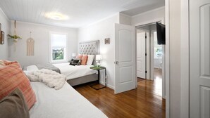 3 habitaciones, escritorio y tabla de planchar con plancha 
