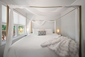 3 makuuhuonetta, työpöytä, silitysrauta/-lauta, vauvan matkasänky