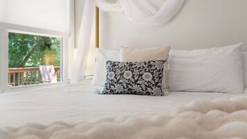 3 bedrooms, desk, iron/ironing board, travel crib