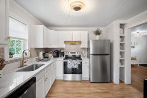 Fridge, microwave, oven, stovetop - Little Elves Overlook (Sparta)