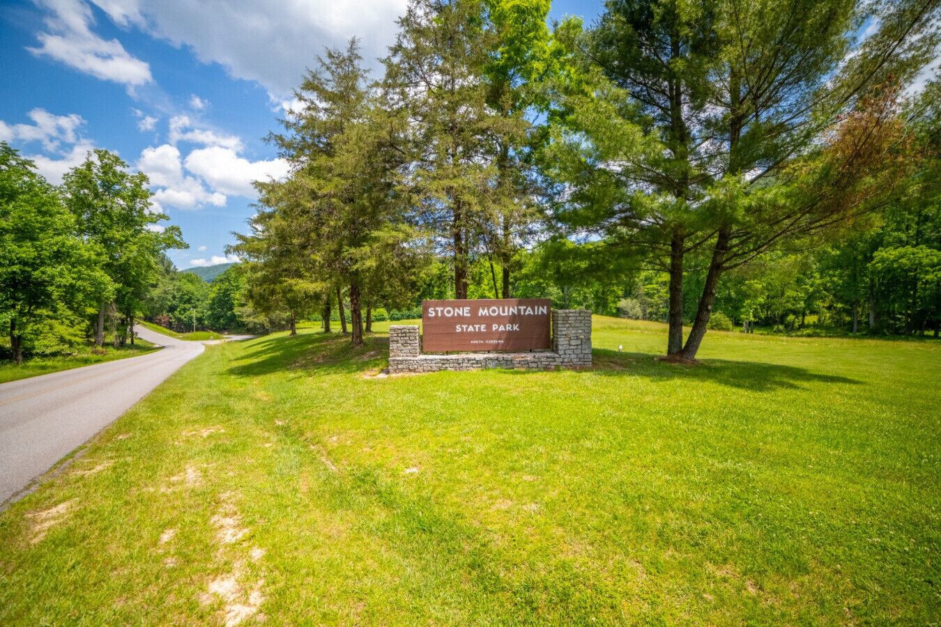 Segnaletica per il parco statale Stone Mountain, con una strada che curva a sinistra.