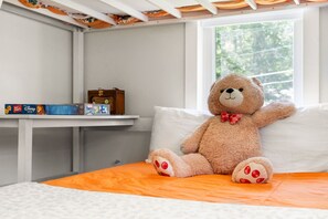 3 habitaciones, escritorio y tabla de planchar con plancha