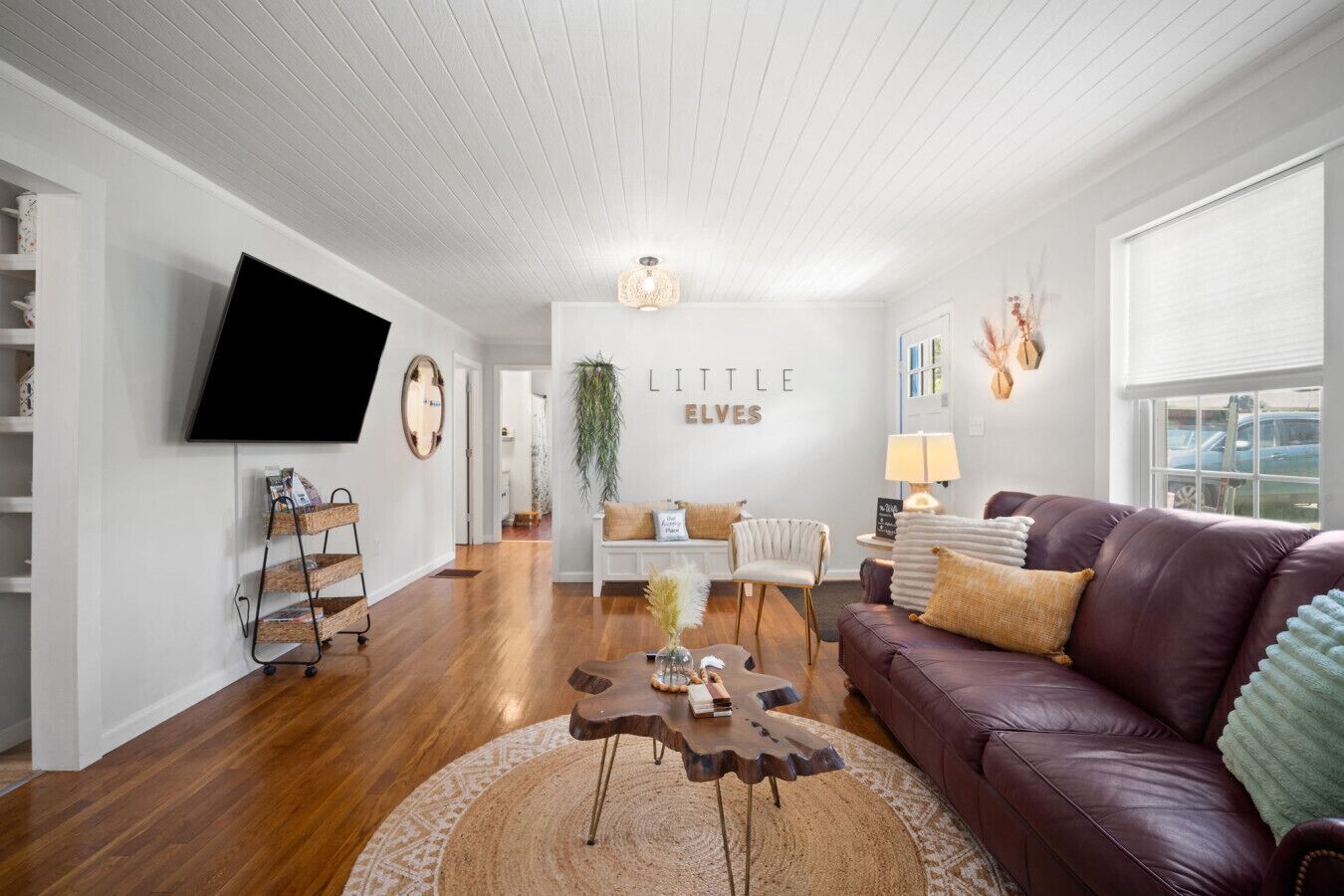 Smart-tv och ett bordtennisbord