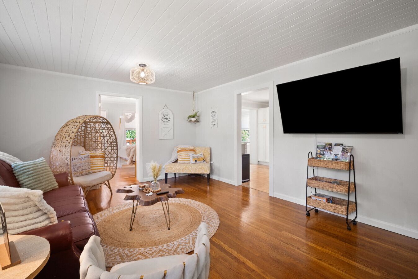 Televisor intel·ligent i taula de tennis de taula 