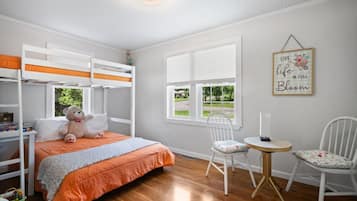 3 habitaciones, escritorio y tabla de planchar con plancha